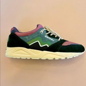 KARHU Aria 95 India Ink / Pelican